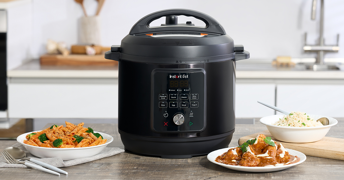 Instant Pot Duo Easy - DUO EASY  Όπως υπόσχεται και το όνομά του, το Instant Pot Duo Easy είναι ένα μοντέλο που έχει σχεδιαστεί πλήρως για ευκολία στη χρήση. Το μοντέλο κυκλοφόρησε προς πώληση τον Οκτώβριο του 2024 και έχει συγκεντρώσει όλα όσα χρειάζεται ένας αρχάριος χρήστης. Το μοντέλο είναι υψηλότερης ποιότητας από τη βασική σειρά Duo, με αρκετές βελτιώσεις για γρήγορη και διαισθητική λειτουργία. Τα στοιχεία σιλικόνης αποτρέπουν την περιστροφή του εσωτερικού δοχείου και οι σαφείς ενδείξεις διόδων δίνουν γρήγορη και εύκολα αναγνωρίσιμη ανατροφοδότηση για τα στάδια μαγειρέματος. Τέλος, η συσκευή διαθέτει κομψή σχεδίαση με κομψό, μαύρο μεταλλικό φινίρισμα. Χωρητικότητα: 5,7 λίτρα. Ανοξείδωτο πρότυπο εσωτερικό δοχείο χωρίς λαβές. Προστιθέμενα στοιχεία σιλικόνης στο κύριο περίβλημα, που περιορίζουν την περιστροφή του δοχείου κατά το ανακάτεμα. Αεροστεγές καπάκι: Καπάκι με διακόπτη για απελευθέρωση της πίεσης. Προδιαγραφές για ορισμένα από τα κύρια προγράμματα: μαγείρεμα υπό πίεση σε ένα επίπεδο (Υψηλό) και σοτάρισμα σε δύο επίπεδα (Χαμηλό και Υψηλό). Άλλα προγράμματα:  Rice (Ρύζι), Egg (Αυγά), Soup (Σούπα) и Yogurt (Γιαούρτι). Κατάλληλο για: αρχάριους που αναζητούν μια εύκολη στη χρήση συσκευή. Εξαιρετικά καλή σχέση ποιότητας-τιμής.